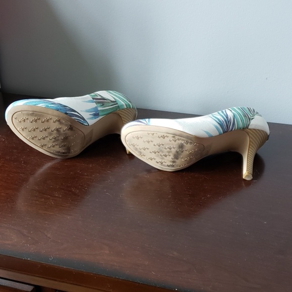 Women's Heels - Rounded Toe - Picture 4 of 6